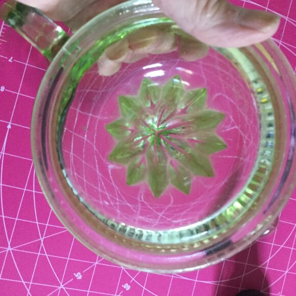 Vintage glow in the dark uranium glass manual juicer. glows bright green - Picture 4 of 5